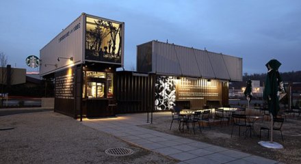 segunda_oportunidad_espacios_arquitectura_sturbucks_tukwila_washington_cafeteria_contenedor_maritimo_transporte_noche_destacado_home